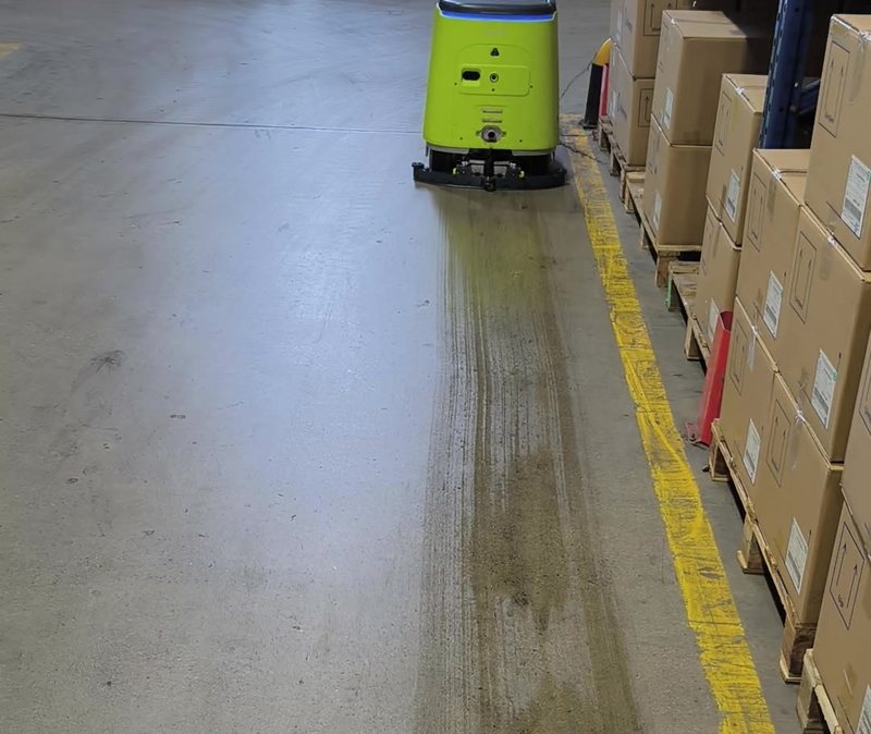 CC1 chà sàn dọc vạch kẻ lối đi, sát chân kệ carton
